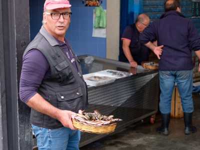 ...poco pi� avanti incontriamo il pescivendolo Vito che regala ai passanti le ultime prelibatezze del giorno prima di chiudere la saracinesca: ciambotto, �malandre�...